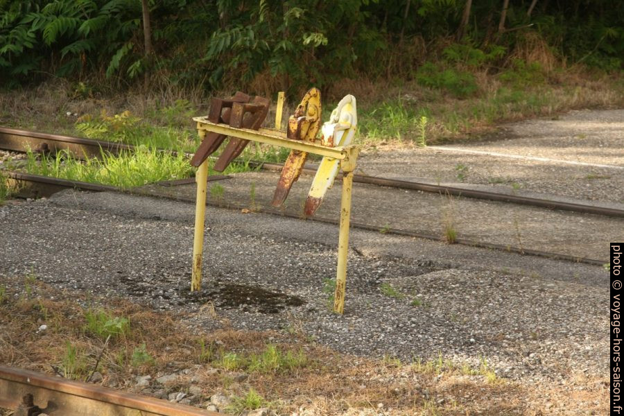 Sabots de chemin de fer rangés. Photo © André M. Winter