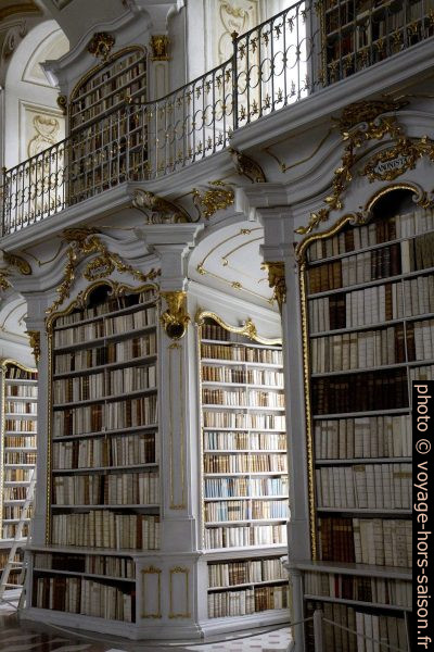 Étagères à livres de la bibliothèque baroque d'Admont. Photo © Alex Medwedeff