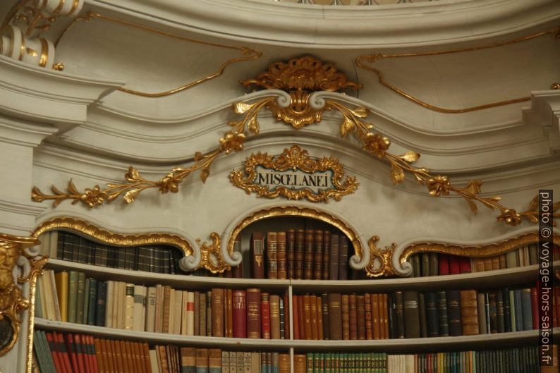 Étagère de livres "miscelanei" dans la bibliothèque baroque d'Admont. Photo © André M. Winter