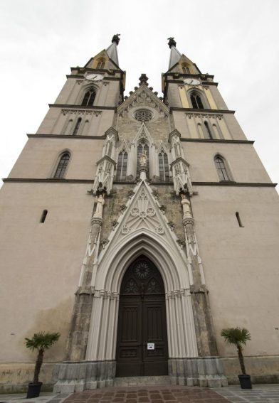 Façade occidentale de l'église néogothique d'Admont. Photo © André M. Winter