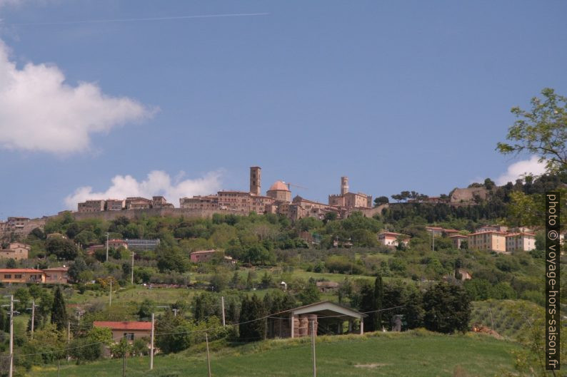 Volterra en arrivant du sud-ouest. Photo © André M. Winter