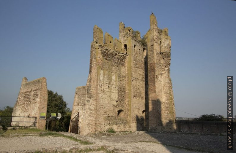 Ruines du Castello Scaligero. Photo © André M. Winter