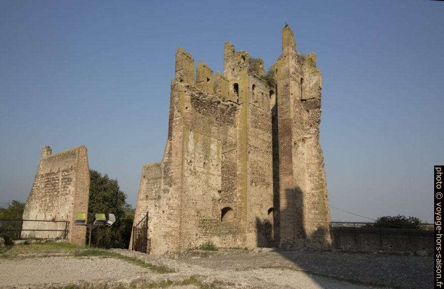 Ruines du Castello Scaligero. Photo © André M. Winter