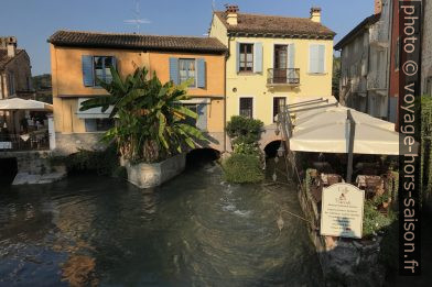 Maisons et bars du Borghetto. Photo © Alex Medwedeff