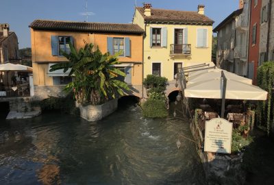 Maisons et bars du Borghetto. Photo © Alex Medwedeff