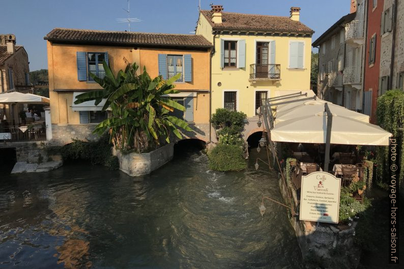 Maisons et bars du Borghetto. Photo © Alex Medwedeff