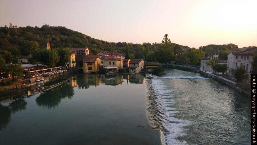 Vue du Ponte Visconteo sur le Borghetto de Valeggio. Photo © André M. Winter