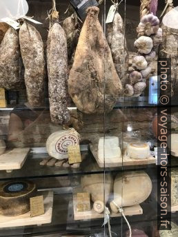 Saucissons, fromages et jambons chez Pastificio Remelli. Photo © Alex Medwedeff