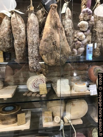 Saucissons, fromages et jambons chez Pastificio Remelli. Photo © Alex Medwedeff