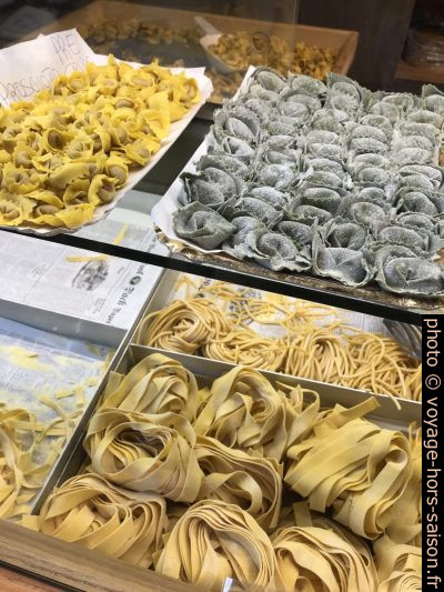Tortellini et autre pâtes chez Pastificio Remelli. Photo © Alex Medwedeff