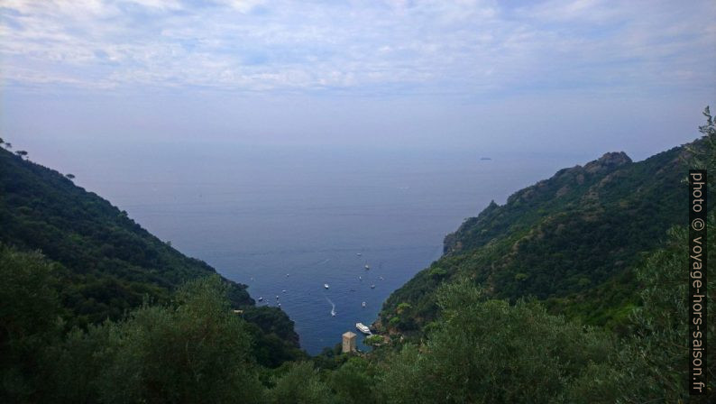 Vue dans la Baie de San Fruttuoso. Photo © André M. Winter