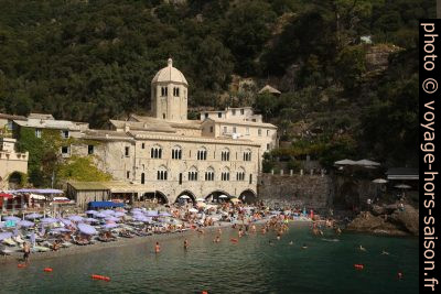 Plage estivale devant l'Abbaye San Fruttuoso de Capodimonte. Photo © André M. Winter