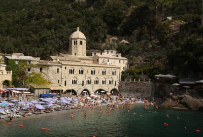 Plage estivale devant l'Abbaye San Fruttuoso de Capodimonte. Photo © André M. Winter