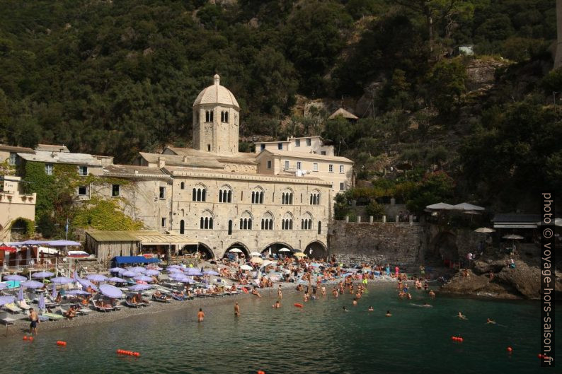 Plage estivale devant l'Abbaye San Fruttuoso de Capodimonte. Photo © André M. Winter