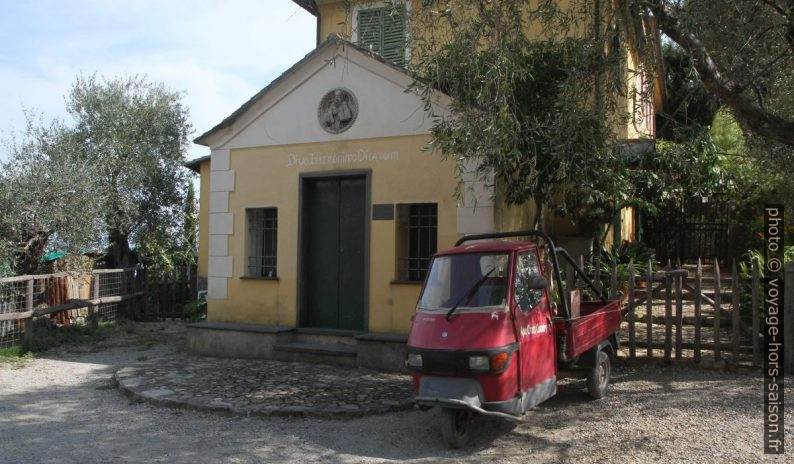 La Cappella delle Gave et un Ape Cross Country. Photo © Alex Medwedeff