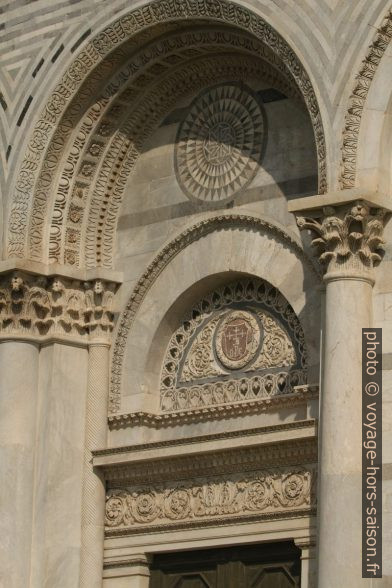 Une porte du baptistère de Pise. Photo © André M. Winter