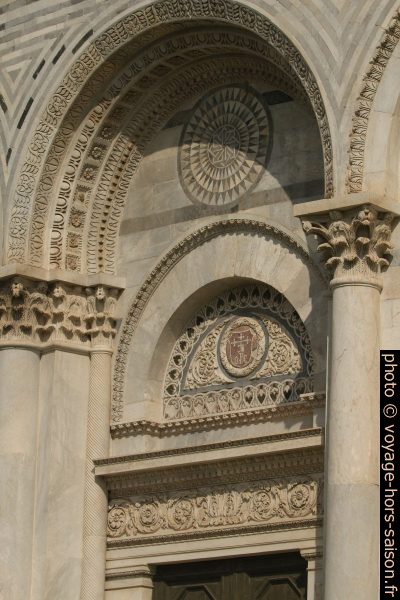 Une porte du baptistère de Pise. Photo © André M. Winter