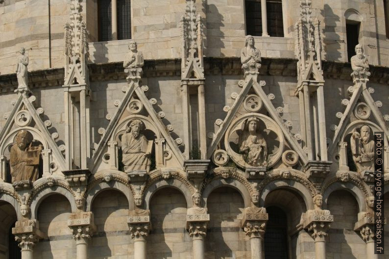 Gâbles et bustes du baptistère de Pise. Photo © André M. Winter