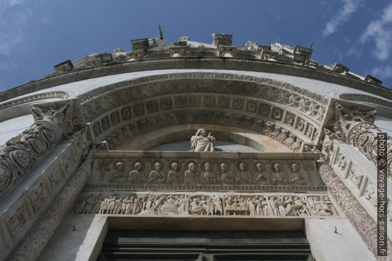 La porte principale du baptistère de Pise. Photo © Alex Medwedeff