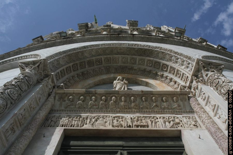 La porte principale du baptistère de Pise. Photo © Alex Medwedeff