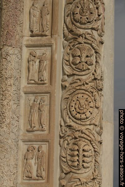 Décoration d'une porte du baptistère de Pise. Photo © André M. Winter