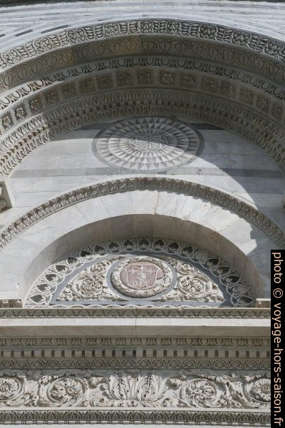 Décor d'une porte de la façade principale de la cathédrale de Pise. Photo © André M. Winter