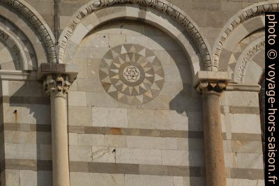 Détail du décor externe de la cathédrale de Pise. Photo © André M. Winter