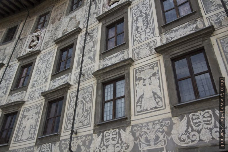 Sgraffito de la façade Palazzo della Carovana. Photo © André M. Winter