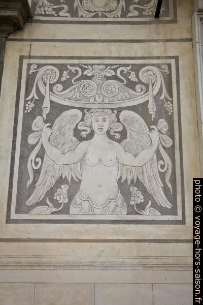 Sgraffito de la façade Palazzo della Carovana. Photo © André M. Winter
