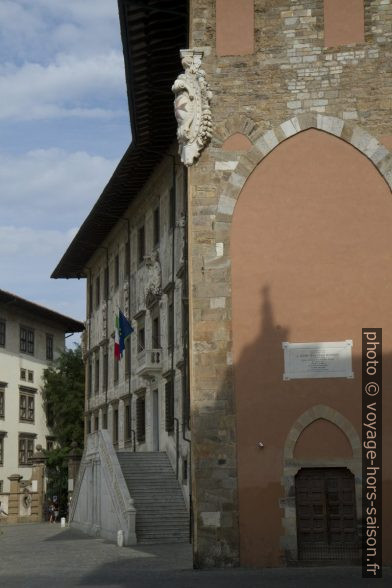 Porte latérale du Palazzo della Carovana. Photo © Alex Medwedeff