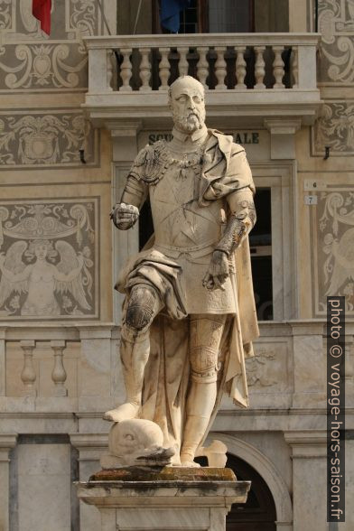 Statue de Cosimo I. Photo © André M. Winter