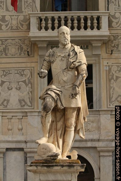 Statue de Cosimo I. Photo © André M. Winter