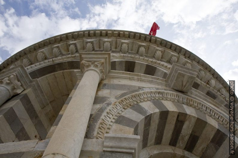 Vue vers le sommet de la Tour de Pise. Photo © Alex Medwedeff