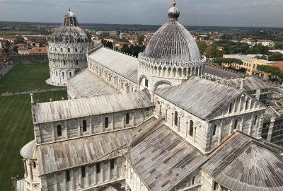 Le baptistère et la cathédrale de Pise vus de la tour penchée. Photo © Alex Medwedeff