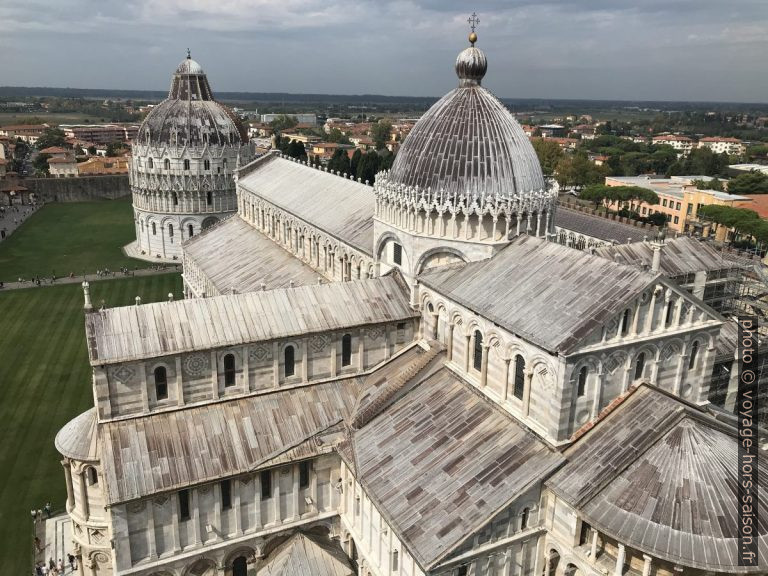 Le baptistère et la cathédrale de Pise vus de la tour penchée. Photo © Alex Medwedeff