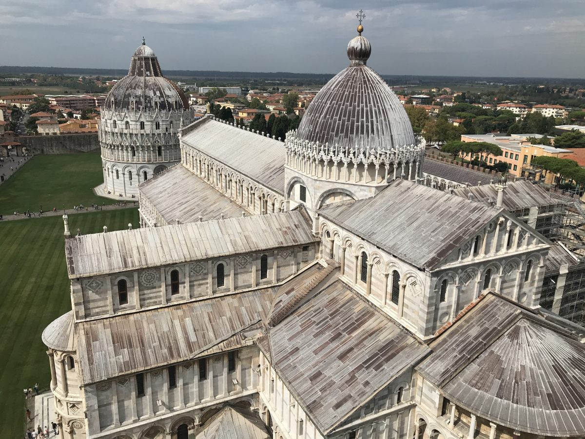 Le baptistère et la cathédrale de Pise vus de la tour penchée. Photo © Alex Medwedeff