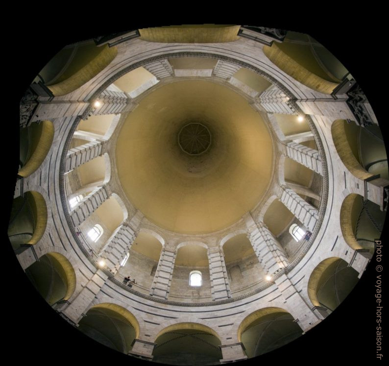 Le dôme du baptistère de Pise. Photo © André M. Winter