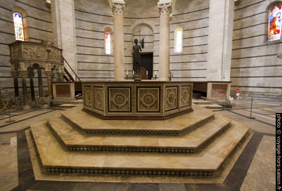Les fonts baptismaux du baptistère de Pise. Photo © André M. Winter