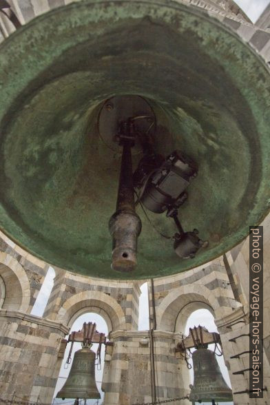 Vue sous une des cloches de la Tour de Pise. Photo © André M. Winter