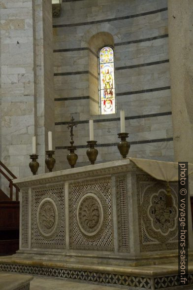 Autel de Guglielmo dans le baptistère de Pise. Photo © Alex Medwedeff