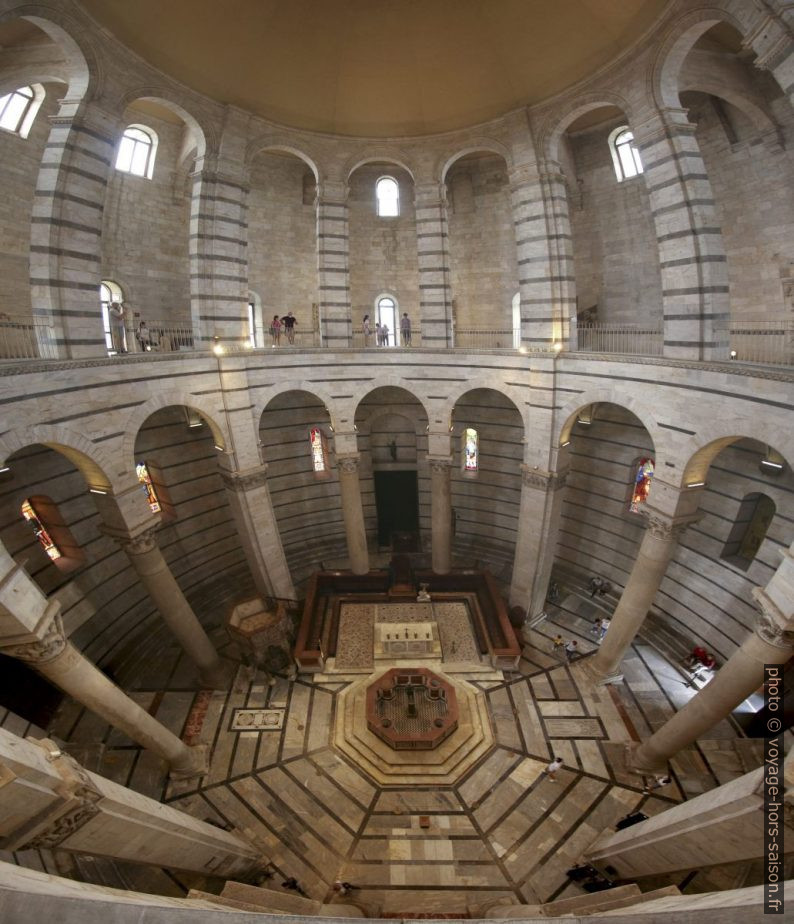 Panorama intérieur du baptistère de Pise. Photo © André M. Winter