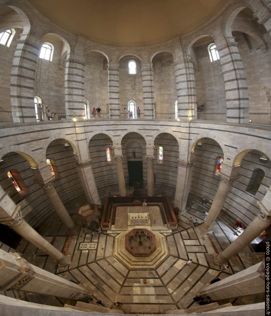 Panorama intérieur du baptistère de Pise. Photo © André M. Winter