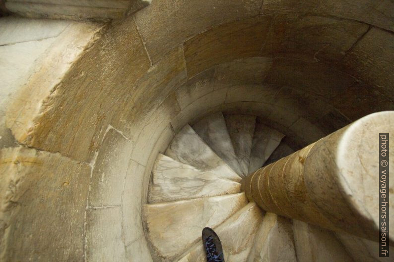 Escalier en colimaçon du dernier étage de la Tour de Pise. Photo © André M. Winter