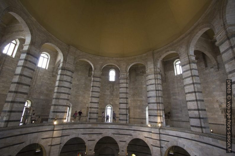 Arcades intérieures du baptistère de Pise. Photo © André M. Winter