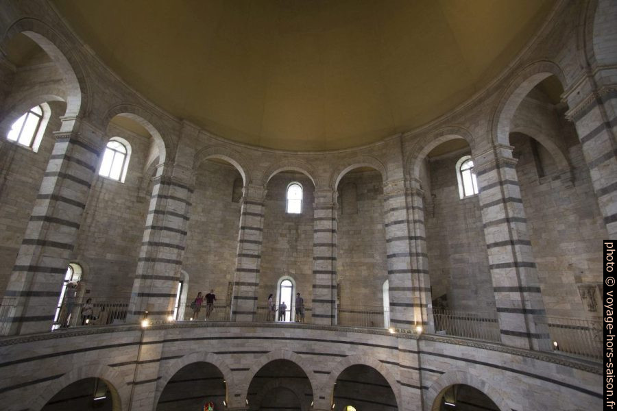 Arcades intérieures du baptistère de Pise. Photo © André M. Winter
