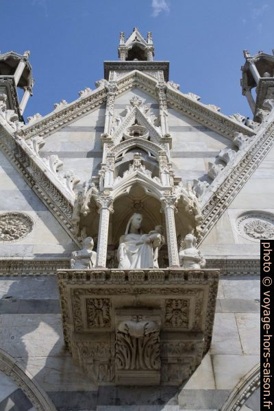 Détail de la façade principale de l'Église Santa Maria della Spina. Photo © Alex Medwedeff