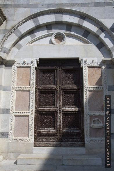 Une des deux portes de l'Église Santa Maria della Spina. Photo © Alex Medwedeff