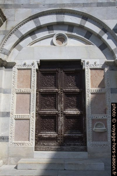 Une des deux portes de l'Église Santa Maria della Spina. Photo © Alex Medwedeff