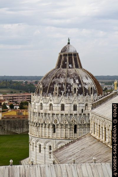 Le baptistère de Pise vu de la tour penchée. Photo © Alex Medwedeff