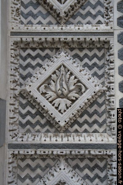 Détail de la façade en marbre de l'Église Santa Maria della Spina. Photo © Alex Medwedeff